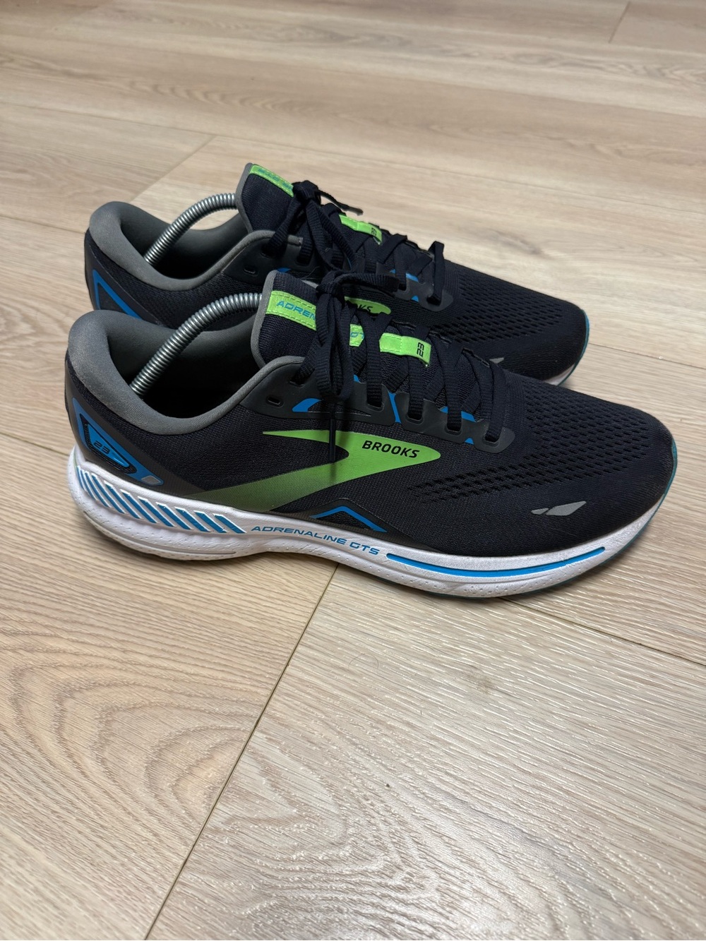 Brooks Adrenaline GTS 23 Black/Hawaiian Ocean/Green colorway men’s 11.5